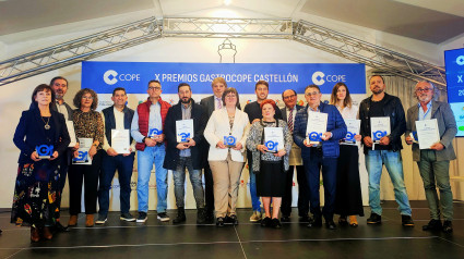 Martín Berasategui felicita a los galardonados en los Premios GastroCope Castellón