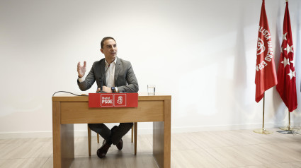 El secretario general del PSOE-M, Juan Lobato, durante su comparecencia ante los medios en la Asamblea de Madrid