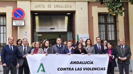 Imagen de Ricardo Sánchez, la directora del IAM y los delegados territoriales en el minuto de silencio