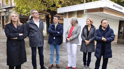 La alcaldesa de Granada, Marifrán Carazo, a la izquierda en la imagen, acompañada de los ediles Juan Ramón Ferreira, Jorge Saavedra, Carolina Amate, Ana Agudo y Francisco Almohalla