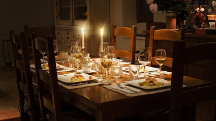 Mesa montada para cenar en Navidad