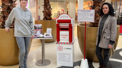 Integrantes de Asotrame en el buzón instalado en el Centro Comercial Odeón