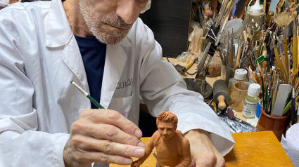 Quique Garcés creando una de las figuras en honor a la DANA