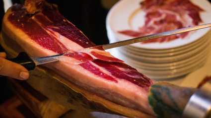 Corte de jamón ibérico en el Restaurante El Monte, Salamanca, España