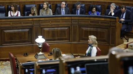 Los ministros del PSOE en el Congreso pendientes de sus móviles siguiendo la entrevista en exclusiva de 'Herrera en COPE' a Víctor de Aldama