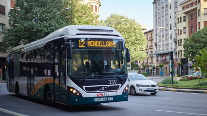 Imagen de una villavesa circulando por Pamplona