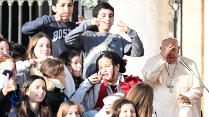 Papa Francisco rodeado de jóvenes en la Audiencia general de este 27 de noviembre de 2024