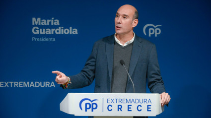 El portavoz del PP de Extremadura, José Ángel Sánchez Juliá, en rueda de prensa