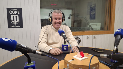 Luis Piña en los estudios de COPE Vigo