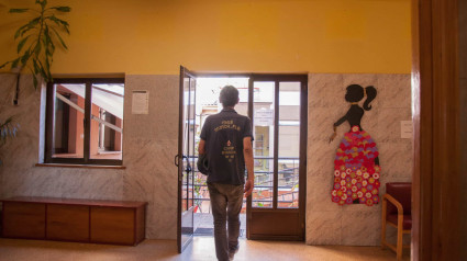 Un joven entrando al albergue Cano Mata de Oviedo