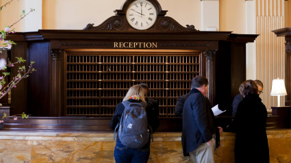 Registro en la recepción de un hotel