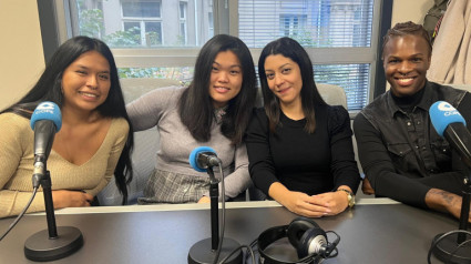 Gabriela (izqda.), Lucía, Stella y Jason hablando en COPE sobre el encuentro de personas adoptadas en Santiago