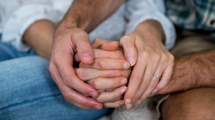 Primer plano de una pareja joven cogida de la mano