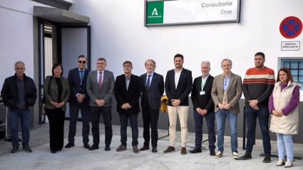 Visita de las autoridades al consultorio de Orce, con el subdelegado del Gobierno, José Antonio Montilla, el alcalde de Orce, José Ramón Martínez, el delegado de Salud, Indalecio Sánchez-Montesinos, y el diputado de Centros Sociales, Roberto González