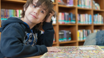 Alumno en la Biblioteca de una escuela.