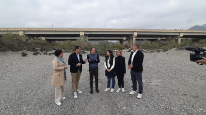 Los senadores, el alcalde y concejales del PP en la rambla de La Torrecilla