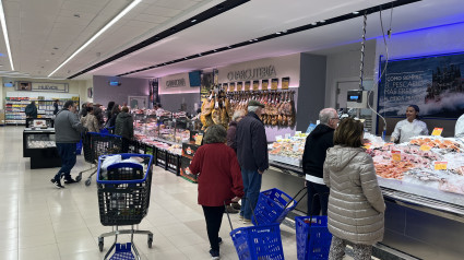 Clientes comprando en las instalaciones de La Despensa Supermercados