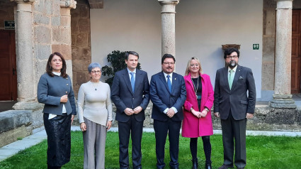 Foto de familia tras la firma por parte de la Junta, CCOO, UGT y la Creex del IX Plan de Actuación para la Prevención de Riesgos Laborales en Extremadura