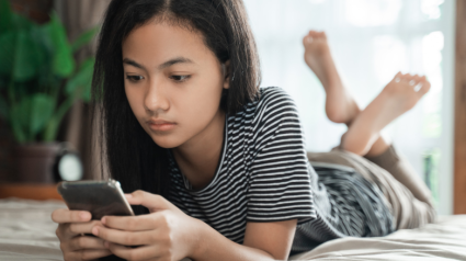 Adolescente utilizando su teléfono móvil