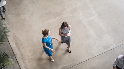 Dos mujeres conversando