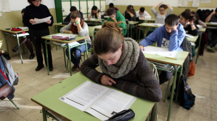 Estudiantes jóvenes en clase, Mallorca, España