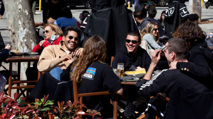 Un grupo de jóvenes bebiendo y riendo en una terraza, Barcelona