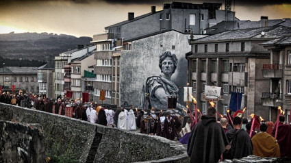 Desfile de las asociaciones de recreación histórica por la Muralla de Lugo