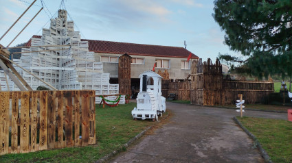 Árbol de Navidad confeccionado con palés en Vilaboa