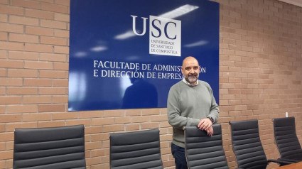 El decano de la Facultade de Administración e Dirección de Empresas, Roberto Bande, fue el coordinador de este proyecto