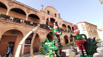 Fachada del ayuntamiento de Lorca adornada con motivos navideños