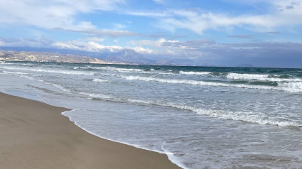 Imagen de archivo de un día despejado en la playa de Alicante