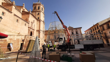 Operarios con una grúa durante el montaje del gran árbol luminoso