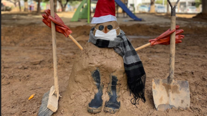 El muñeco de barro de Navidad con el que un vecino de Catarroja rinde homenaje a los afectados por la DANA