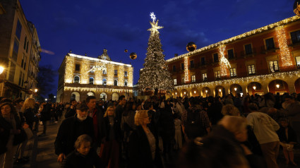 Iluminación navideña en la Plaza Mayor de Gijón, en 2024