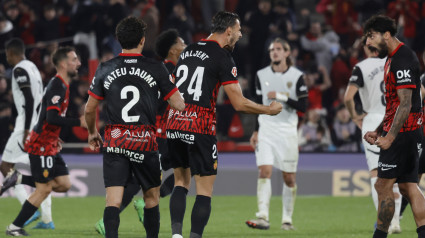 Jugadores del Mallorca celebran el gol ante el Valencia