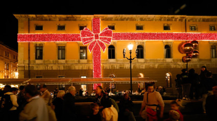 Lazo en el Antiguo Instituto de Gijón, durante la Navidad de 2024