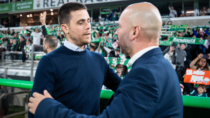 Alessio Lisci y José Alberto se saludan antes del inicio del partido