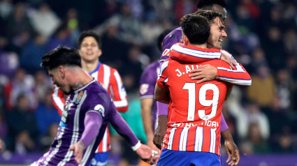 Griezmann y Julián Álvarez se abrazan tras marcar el cuarto gol para el Atlético de Madrid frente al Real Valladolid en el Nuevo José Zorrilla