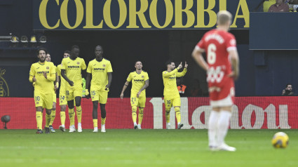 Alex Baena celebra con sus compañeros su tanto ante el Girona