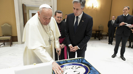 El papa Francisco recibe este miércoles al secretario de Estado estadounidense, Anthony Blinken (d), con quien abordó los actuales conflictos internacionales y del que se despidió antes de finalizar su mandato como jefe de la diplomacia de EE.UU