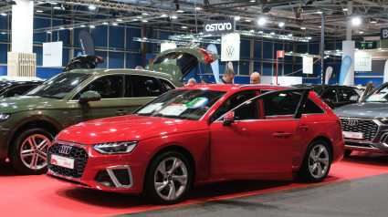 Los automóviles se exhiben en el Salón del Automóvil Ocasión de Madrid, el salón del automóvil de Madrid, en la Feria Ifema de Madrid, el 15 de junio de 2024 en Madrid, España