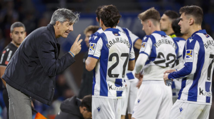 Imanol Alguacil dando indicaciones a sus futbolistas durante el partido ante el Real Betis. EFE/ Juan Herrero