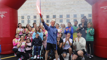 Adrián Hinojosa, con una bengala, a las puertas del Palacio de Festivales