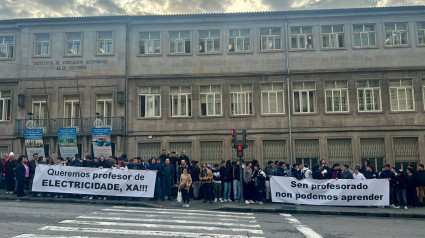 Profesores y alumnos se concentran a las puertas del centro educativo