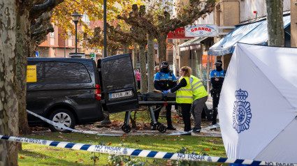 VALLADOLID, 02/12/2024.- Los servicios funerarios trasladan los restos mortales del hombre que ha sido hallado muerto en la calle en Aranda de Duero (Burgos), este lunes. El hombre presentaba signos de violencia. EFE/ Paco Santamaría