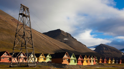 Casas de madera en Longyearbyen, el mayor asentamiento del archipiélago de Svalbard, Noruega