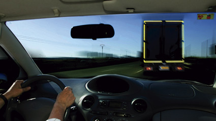 El interior de un coche en carretera desde el que se ve un camión