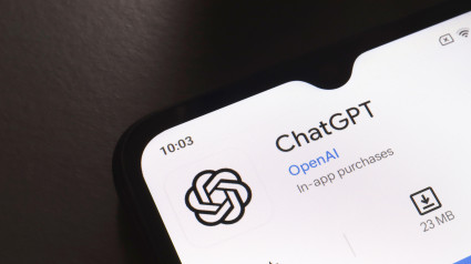 En esta ilustración fotográfica, el logotipo de la aplicación ChatGPT se muestra en la pantalla de un teléfono inteligente.