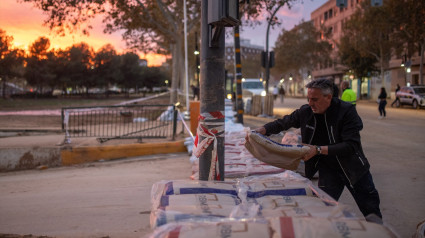 Varios operarios ponen sacos de arena para contener la nueva riada, a 12 de noviembre de 2024, en Aldaia, Valencia