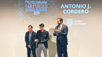 Cordero recibe el premio de la APDM a la proyección deportiva.